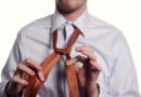 Homem ensinando a dar nó em gravata